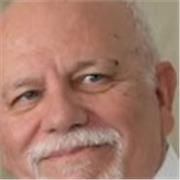 Docente di Economia Aziendale impartisce lezioni di contabilità aziendale